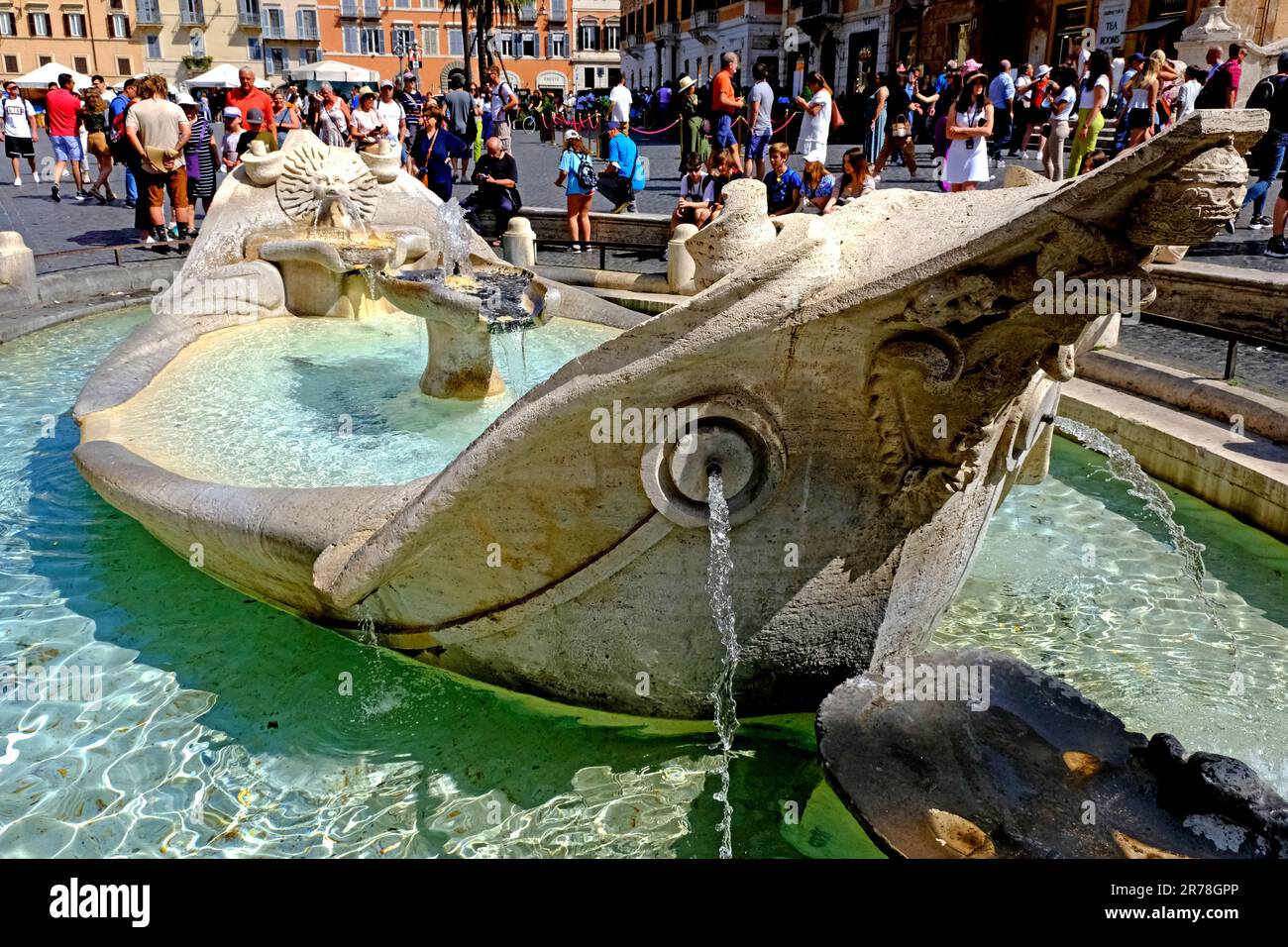 Fontana della Barcaccia auf der Piazza di Spagna in Rom, Italien Stockfoto