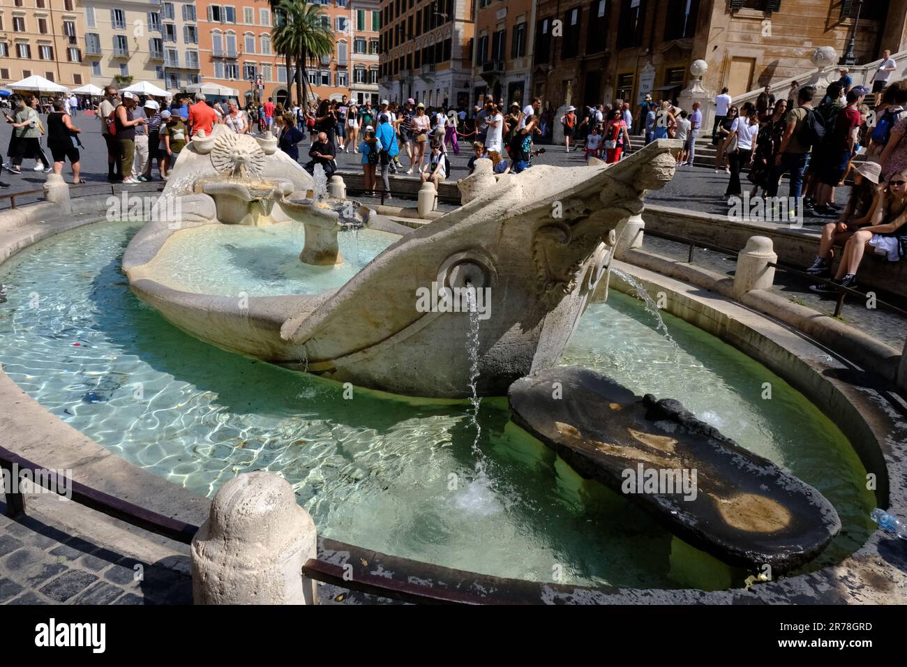 Fontana della Barcaccia auf der Piazza di Spagna in Rom, Italien Stockfoto