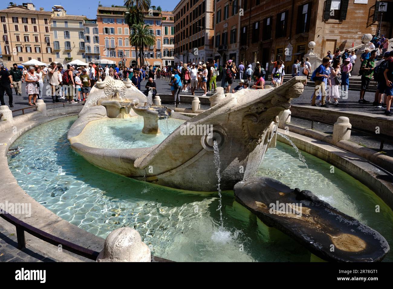 Fontana della Barcaccia auf der Piazza di Spagna in Rom, Italien Stockfoto