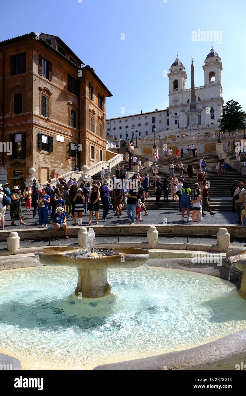 Fontana della Barcaccia auf der Piazza di Spagna in Rom, Italien Stockfoto