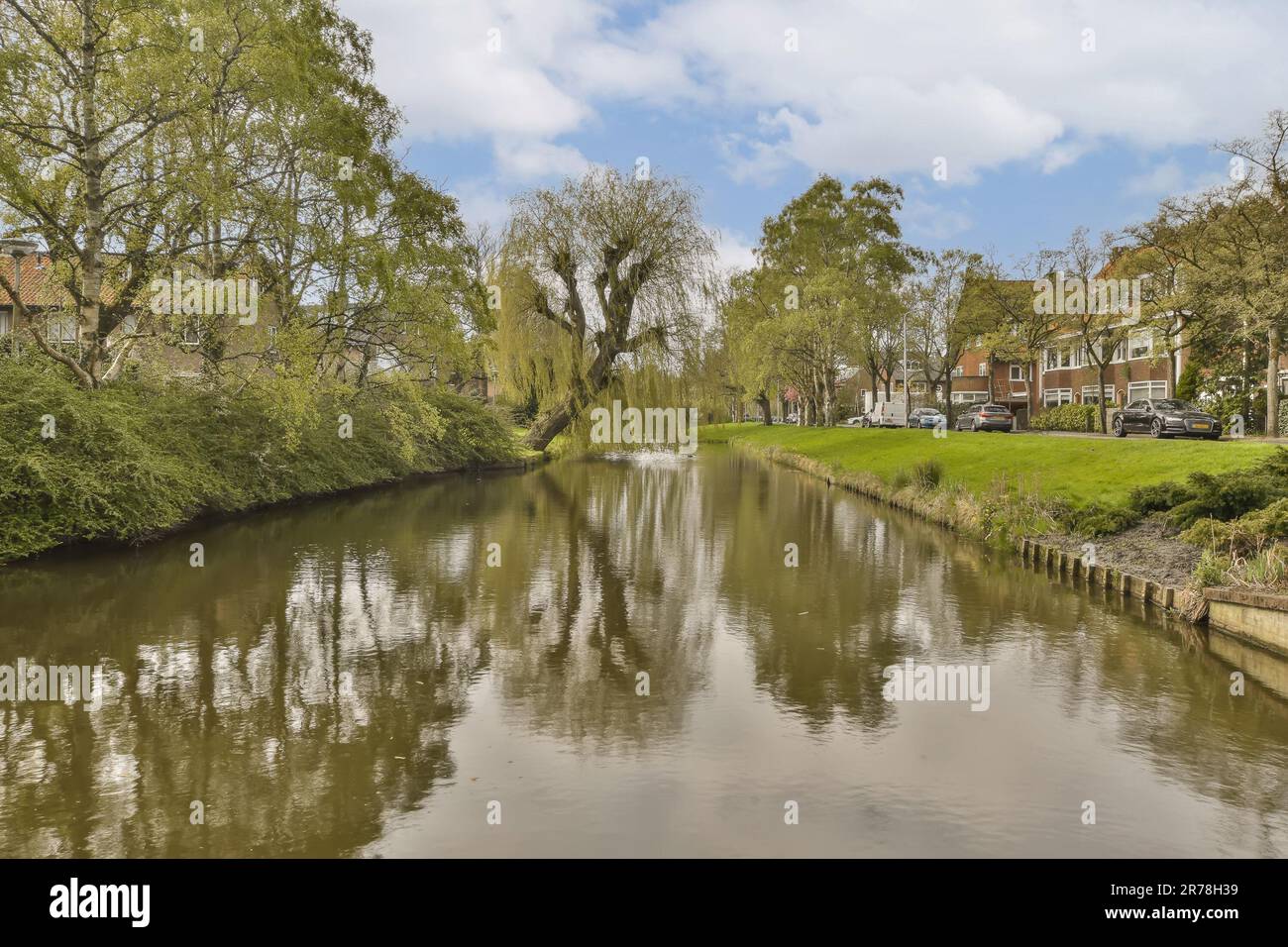 Der Fluss mit Häusern und Bäumen auf beiden Seiten in Briney, suffolk, england Stock Image verwendet unter kreativen Gemeinsamkeiten Stockfoto