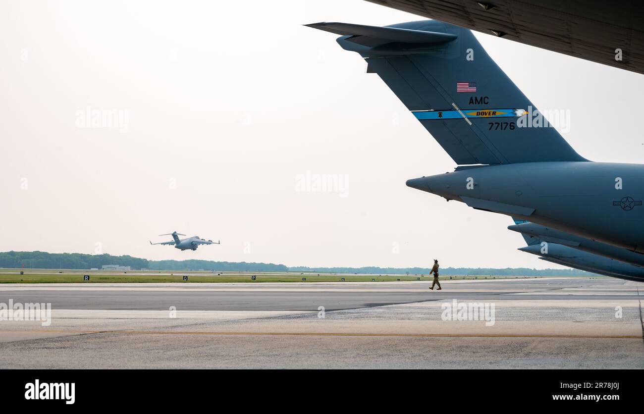 Ein Team Dover C-17 Globemaster III startet während der 2023 Hurrikan-Evakuierungsübung am Luftwaffenstützpunkt Dover, Delaware, 6. Juni 2023. Die C-17 war einer von sechs Globemaster-III, die die Dover AFB während der Hurrikan-Evakuierung verließen. (USA Air Force Foto von Airman 1. Class Amanda Jett) Stockfoto