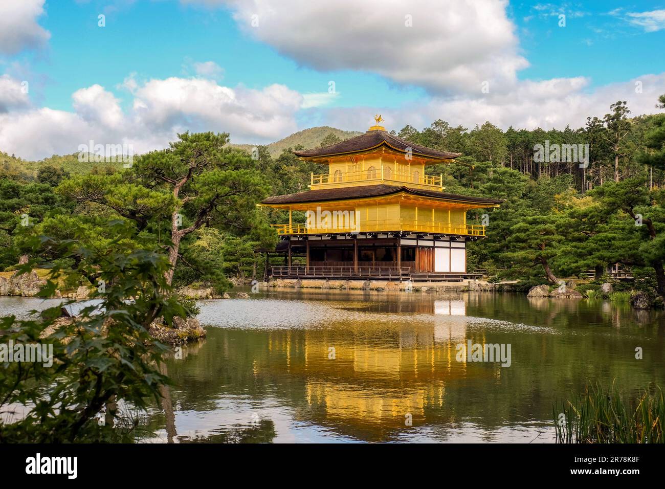 Kinkakuji (Goldener Pavillon) ist ein Zen-Tempel in Kyoto. Die beiden oberen Etagen sind komplett mit Blattgold bedeckt. Offiziell bekannt als Rokuonji. Stockfoto