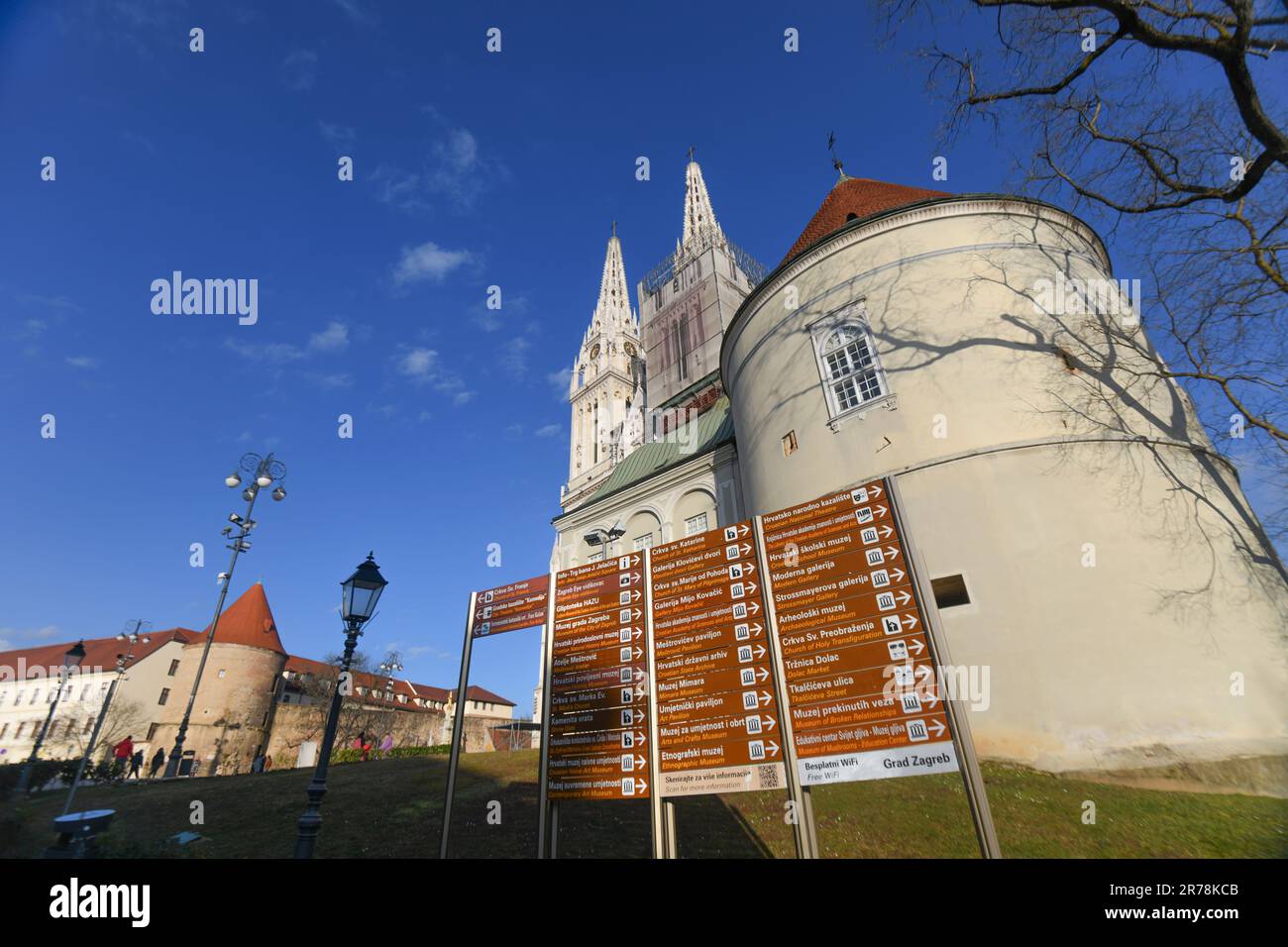 Zagreber Kathedrale mit Touristenschild vorne, Kroatien Stockfoto