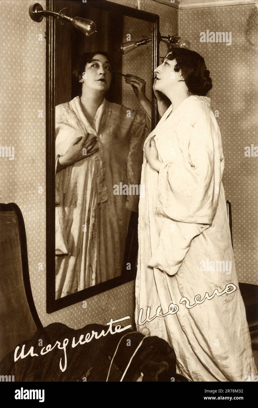 1924 Ca , PARIS , FRANKREICH : die französisch gefeierte Theater- und Filmschauspielerin MARGUERITE MORENO ( Monceau , 1871 - 1948 ). Liebhaber des Dichters Catulle Mendès und verheiratet 1895 mit dem Schriftsteller Marcel Schwob. Enge Freundin von Sarah Bernhardt ( 1844 - 1923 ). Unbekannter Fotograf der französischen Zeitschrift COMEDIA. - GESCHICHTE - FOTO STORICHE - attrice - TEATRO - Theater - DIVA - DIVINA - BELLE EPOQUE - profilo - Profil - Reflex - Spiegel - riflesso nello Specchio - camerino - Ruheraum - Toilette - ANKLEIDEZIMMER - Trucco - Make-up - Make-up - Augen - Eyeliner - matita trucco per occhi - cajal - Chignon - ANNI Stockfoto