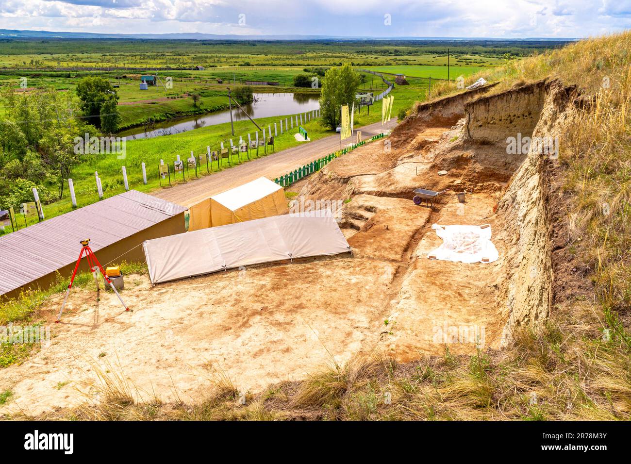 Russland, Region Kemerovo, Dorf Shestakovo - 16. Juli 2022. Blick von der Aussichtsplattform auf den Ort des paläontologischen oder archäologischen Werks Shestako Stockfoto