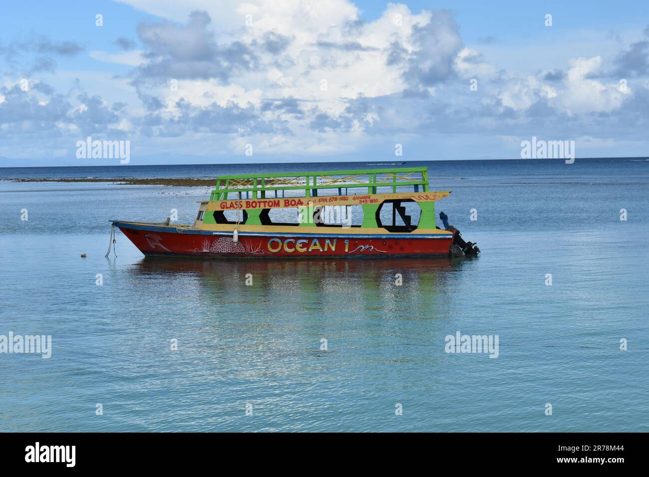 Glasbodenboote in Pigeon Point bringen Touristen auf Touren zum Buccoo Reef, Nylon Pool und No man's Land in Tobago. Stockfoto