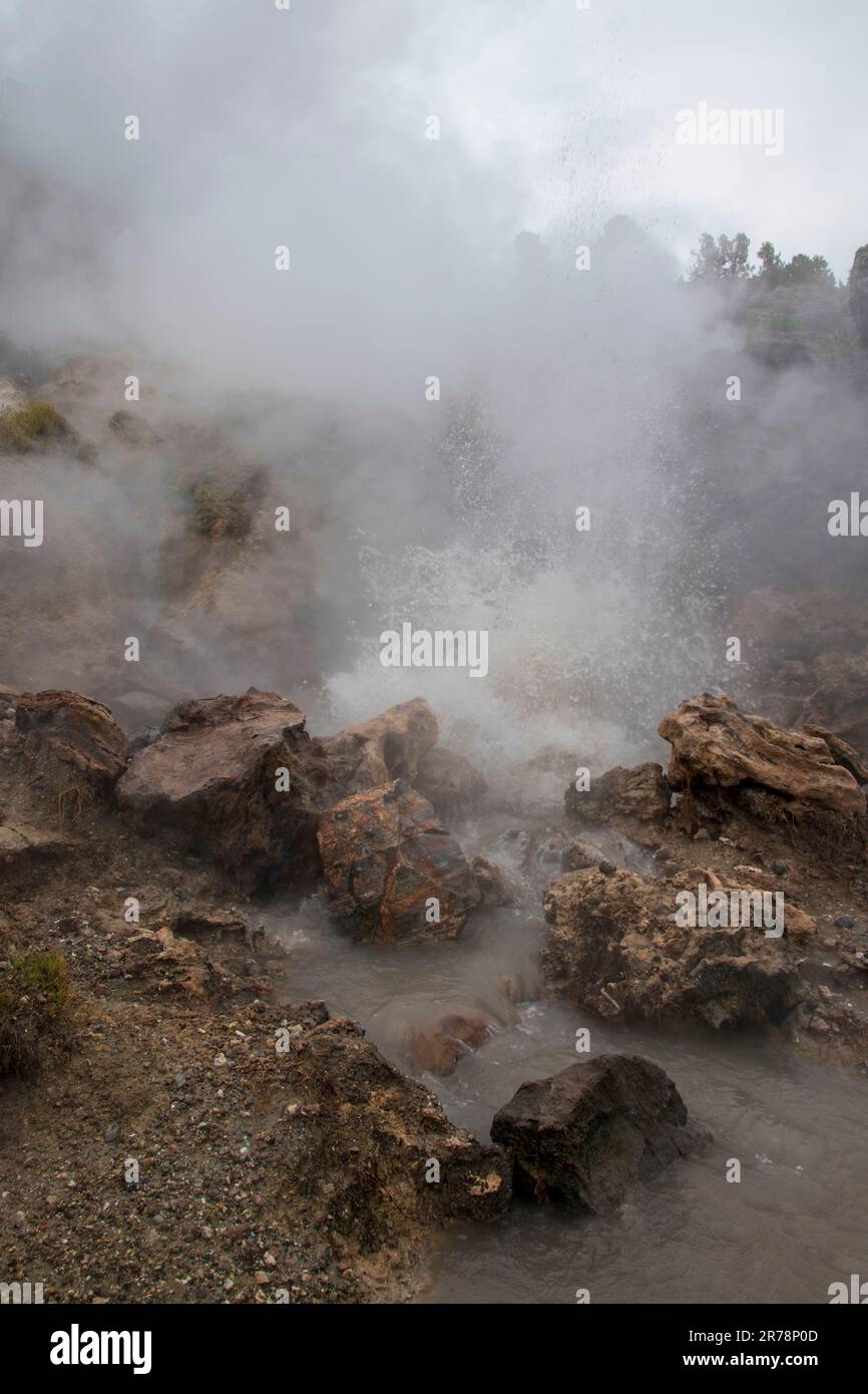 Hot Creek Geological Site ist die Heimat von heißen Quellen in der Nähe der Stadt Mammoth Lakes, Mono County, CA. Stockfoto