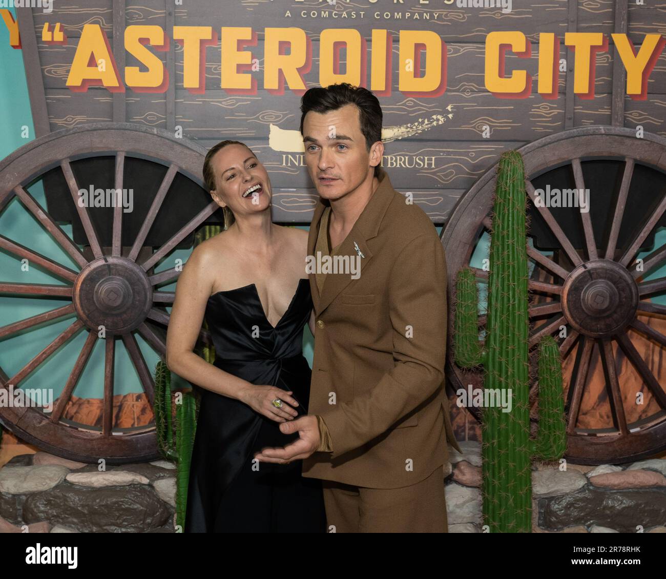 New York, United Erklärt. 13. Juni 2023. Aimee Mullins und Rupert Friend kommen auf dem roten Teppich zur New Yorker Premiere von „Asteroid City“ in Alice Tully Hall im Lincoln Center in New York City am Dienstag, den 13. Juni 2023. Foto: Gabriele Holtermann/UPI Credit: UPI/Alamy Live News Stockfoto