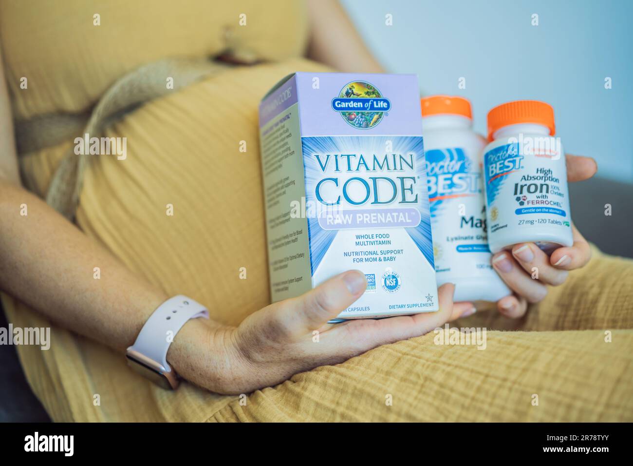 12.16.22, USA, Miami: Eine schwangere Frau erhielt ein iherb-Paket oder kaufte es bei Whole Foods. Garten des Lebens, Vitamincode roh pränatal. Das Beste vom Arzt Stockfoto