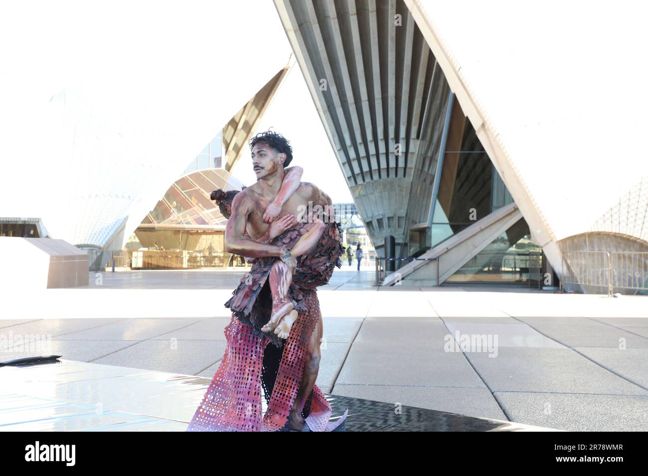 Sydney, Australien. 14. Juni 2023 Yuldea steht für das Eröffnungswerk von Frances Rings in ihrer neu ernannten Rolle als künstlerische Direktorin des Bangarra Dance Theatre. Yuldea ist inspiriert von der familiären Verbindung von Rings zu dieser Region und erweckt die Welt der Erde und des Himmels zum Leben und erzählt die Geschichte der Aṉangu in der Großen viktorianischen Wüste. Im Bild: Die Tänzer Kassidy Waters und Daniel Mateo im Bangarra Dance Theatre präsentieren einen Abschnitt aus ihrer Weltpremiere Yuldea vor der Kulisse des Sydney Opera House Sails. Stockfoto