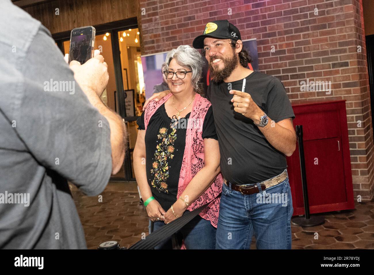 Chris Janson is seen with concertgoers at the Grand Ole Opry on Tuesday, June 13, 2023, in Nashville, Tenn. (Photo by Amy Harris/Invision/AP) Stockfoto