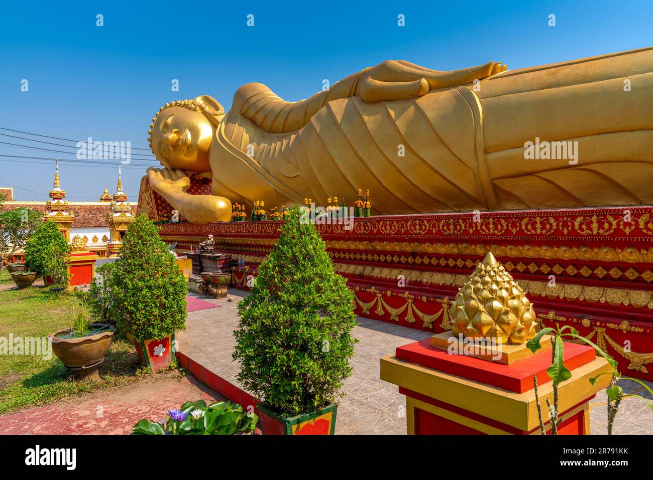 Gold Liegende schlafende Buddha Statue in Wat That Luang Neua, einer von vier Tempeln rund um Wat Pha That Luang, Vientiane, Laos Stockfoto