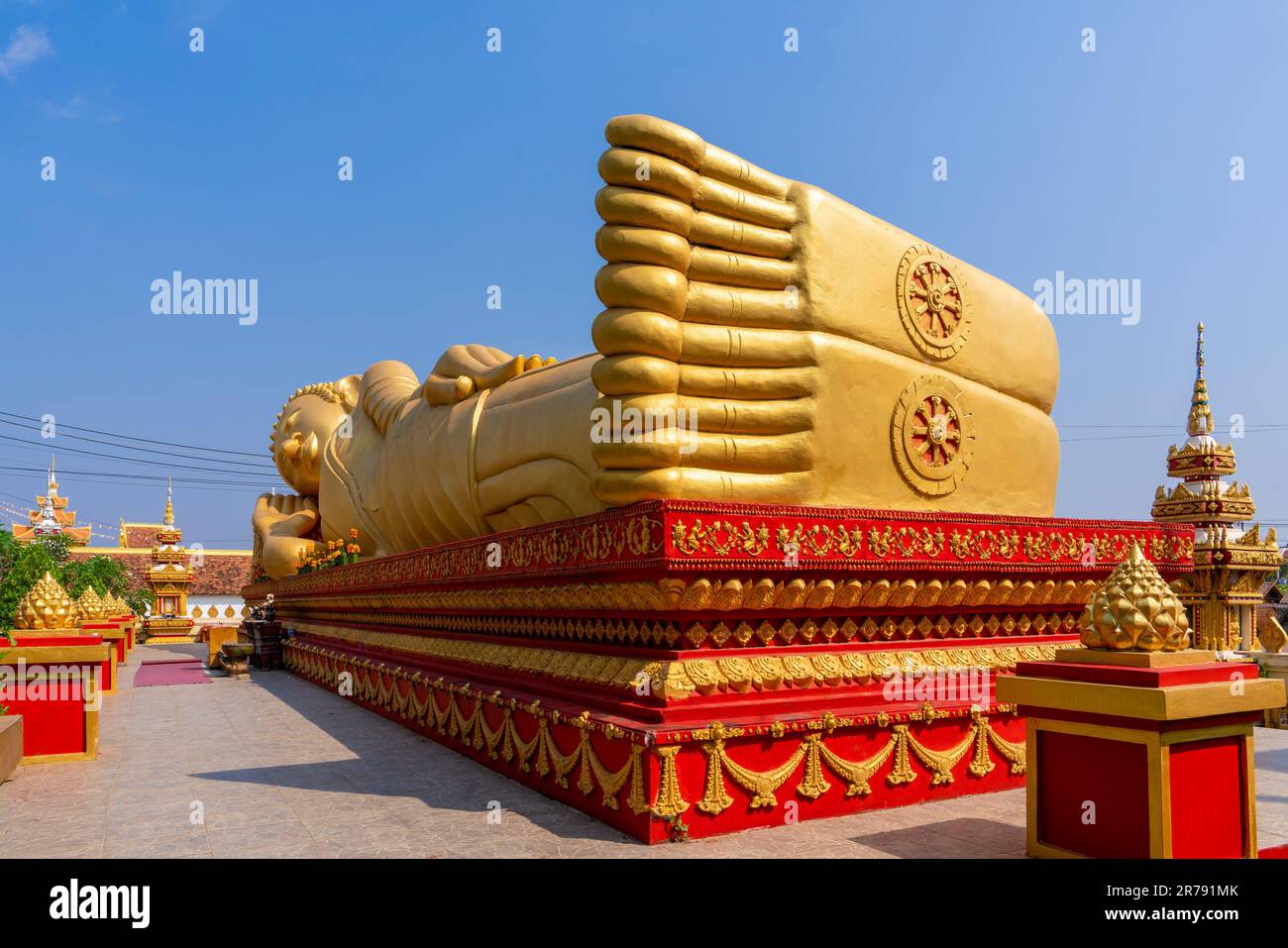 Gold Liegende schlafende Buddha Statue in Wat That Luang Neua, einer von vier Tempeln rund um Wat Pha That Luang, Vientienne, Laos Stockfoto