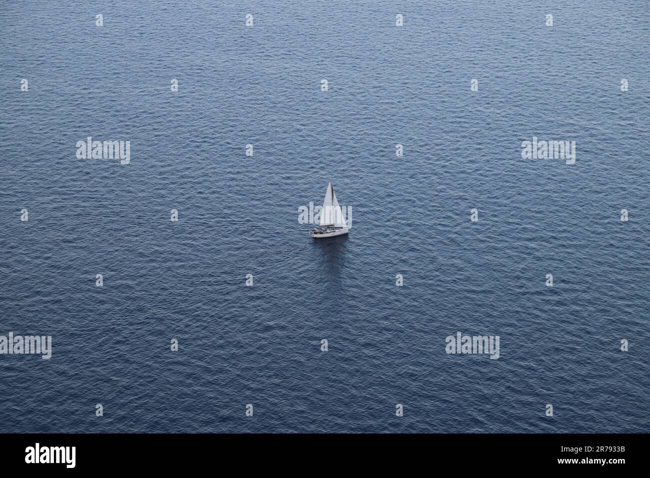 Segelboot im Meer, europäische mediterrane Landschaft Stockfoto