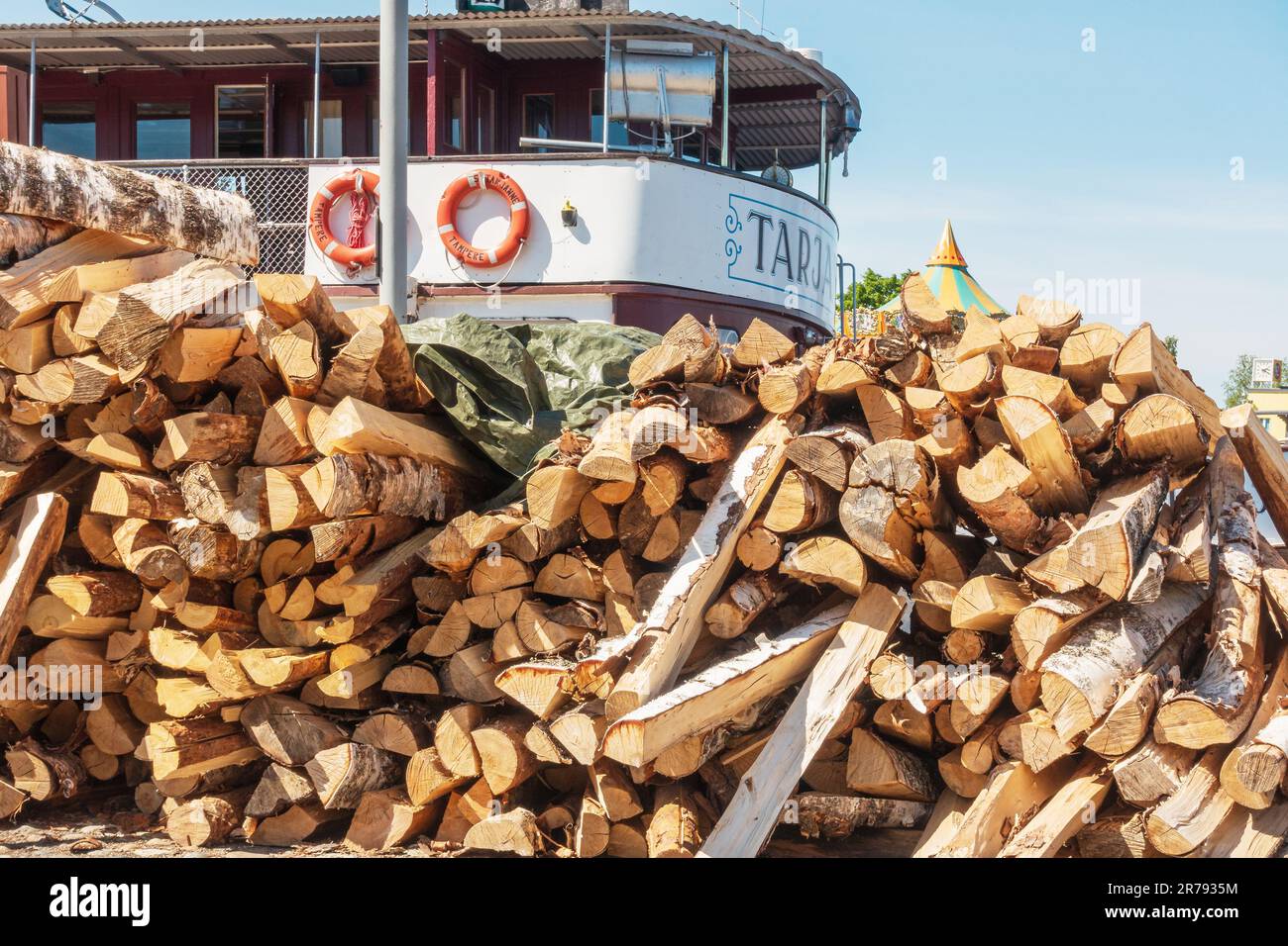 Feuerholz für das Tarjanne-Schiff am Mustalahti Bay Harbour in Tampere, Finnland Stockfoto