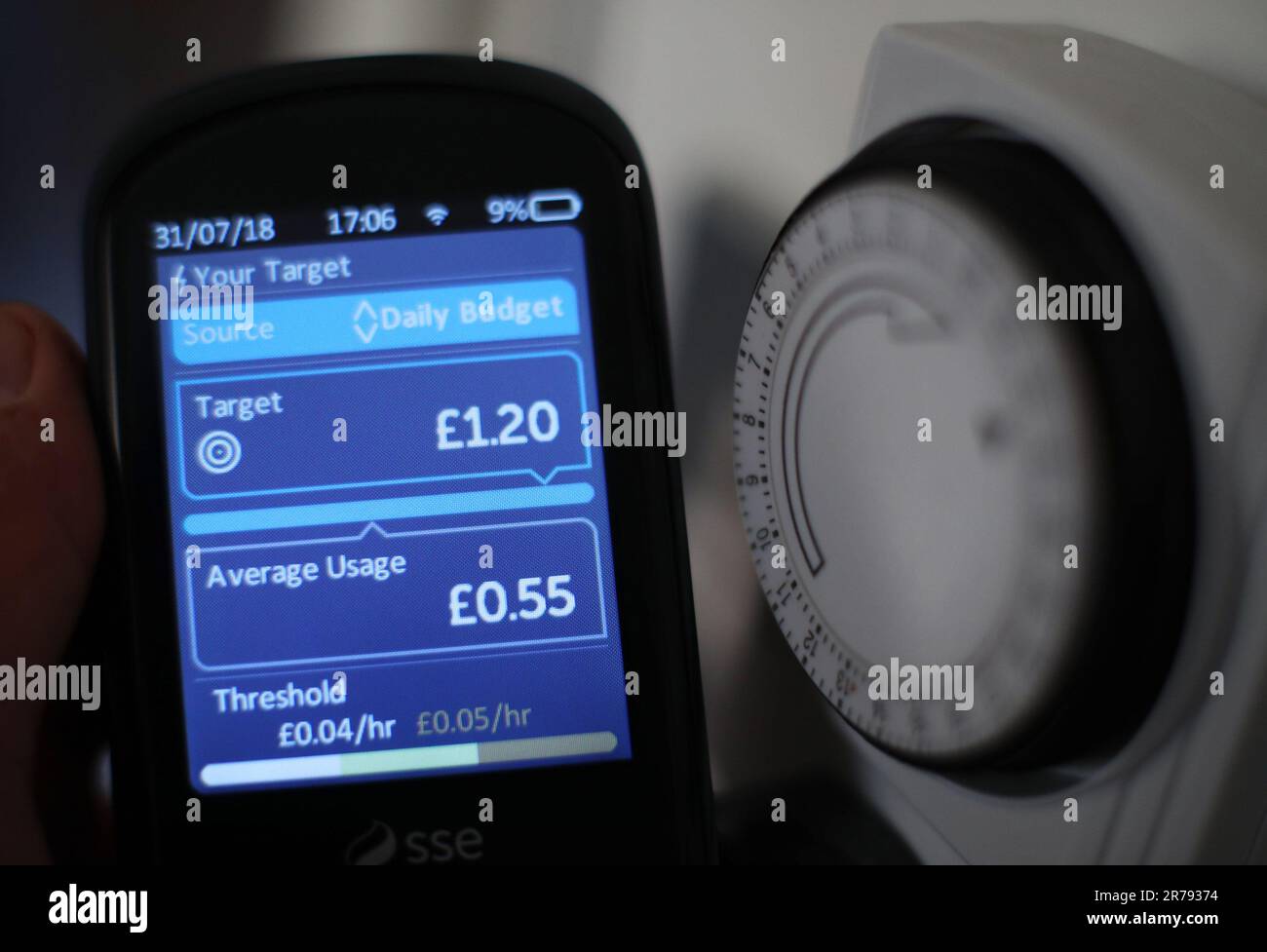Dateifoto vom 31. März 07/2018 eines tragbaren intelligenten Messgeräts in einem Haus in London. Die Regierung steht vor Herausforderungen bei der Umsetzung ihrer neuesten Ziele für die Einführung intelligenter Zähler, da die Lieferanten laut einem Bericht die „geringen Früchte“ der Kunden ausschöpfen, die diese wünschen. Nach den neuesten Zahlen sind 57 % aller Messgeräte in Großbritannien inzwischen intelligent, obwohl rund 9 % - oder drei Millionen - im März dieses Jahres nicht wie vorgesehen funktionierten, erklärte der National Audit Office (NAO). Im Februar leitete die Regierung eine Konsultation zu Plänen für die Installation intelligenter Zähler in 80 % der Haushalte und 73 % der Kleinunternehmen ein. B Stockfoto