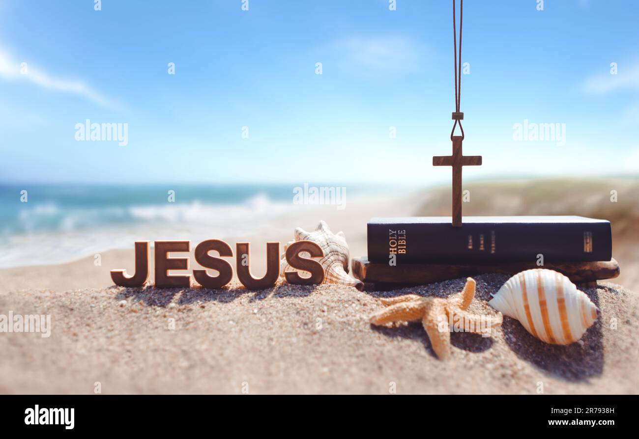 Bibelbuch, Kreuz von Jesus Christus, Muscheln und Seesterne auf Meereswellen und Sandstrand, Kirchensommererurlaub und Sommerlager der bibelschule Stockfoto