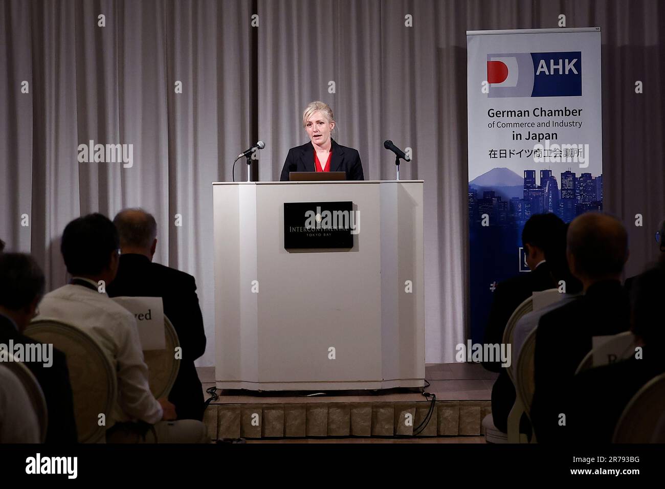 14. Juni 2023, Tokio, Japan: Dr. Anna Wallbrecht Stellvertretende Leiterin der Wirtschafts- und Wissenschaftsabteilung der Botschaft der Bundesrepublik Deutschland spricht auf dem 2. Deutsch-japanischen Industrie-4,0-Forum am InterContinental Tokyo Bay. Das diesjährige Expertenforum Deutschland-Japan Industrie 4,0 sollte das gemeinsame Interesse der beiden Länder an Industrie 4,0 herausstellen und Wissen darüber austauschen, wie Unternehmen bei der Digitalisierung ihrer Geschäftstätigkeit unterstützt und gefördert werden können. Experten aus Wirtschaft, Wissenschaft und Politik erörterten die jüngsten Entwicklungen in den Bereichen Sicherheit und Indep Stockfoto