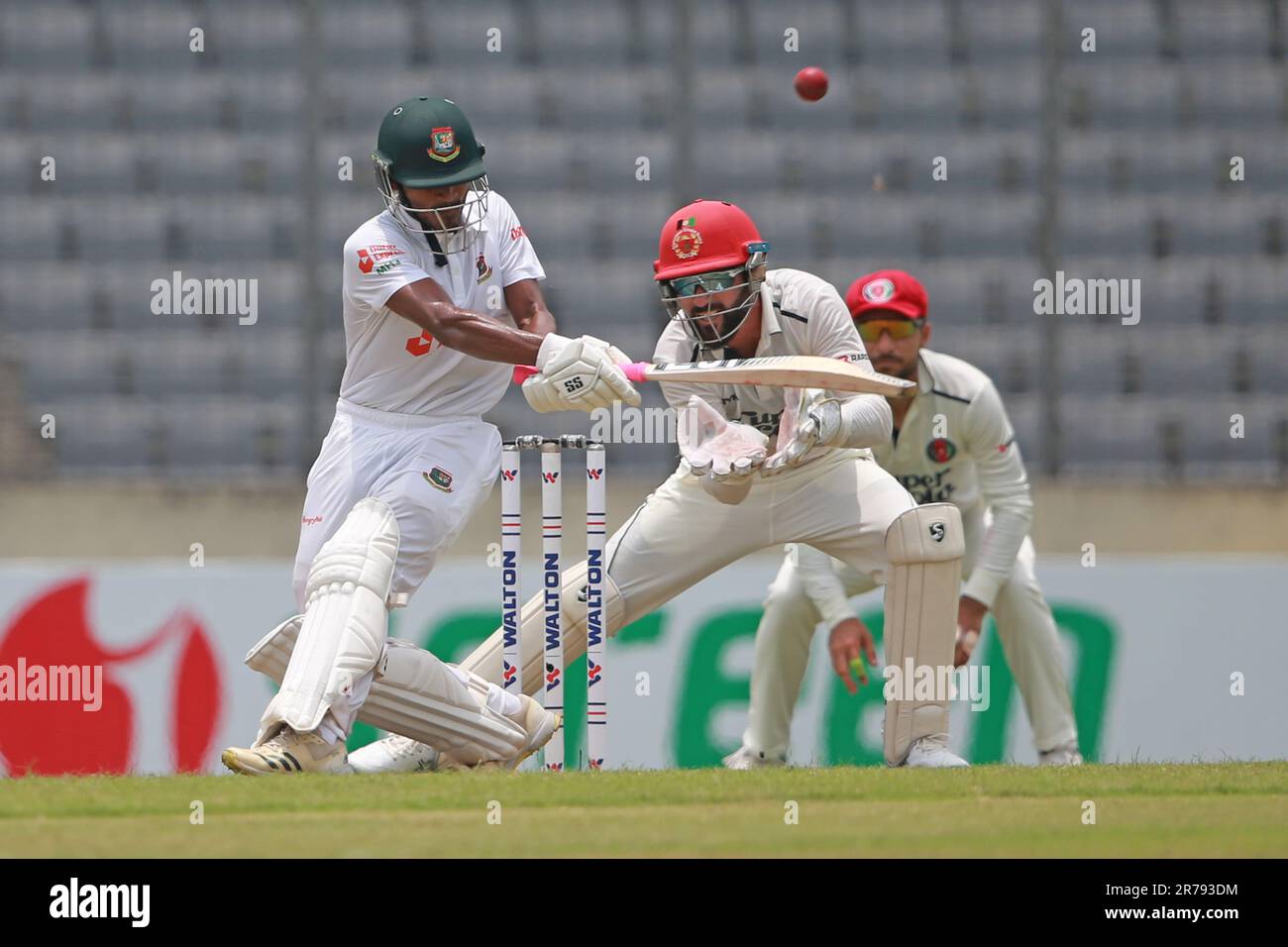 bangladesch-Batter Mahmudul Hasan Joy Fledermäuse während des Bangladesch-Afghanistan-Tests am ersten Tag im Sher-e-Bangla National Cricket Stadium (S Stockfoto