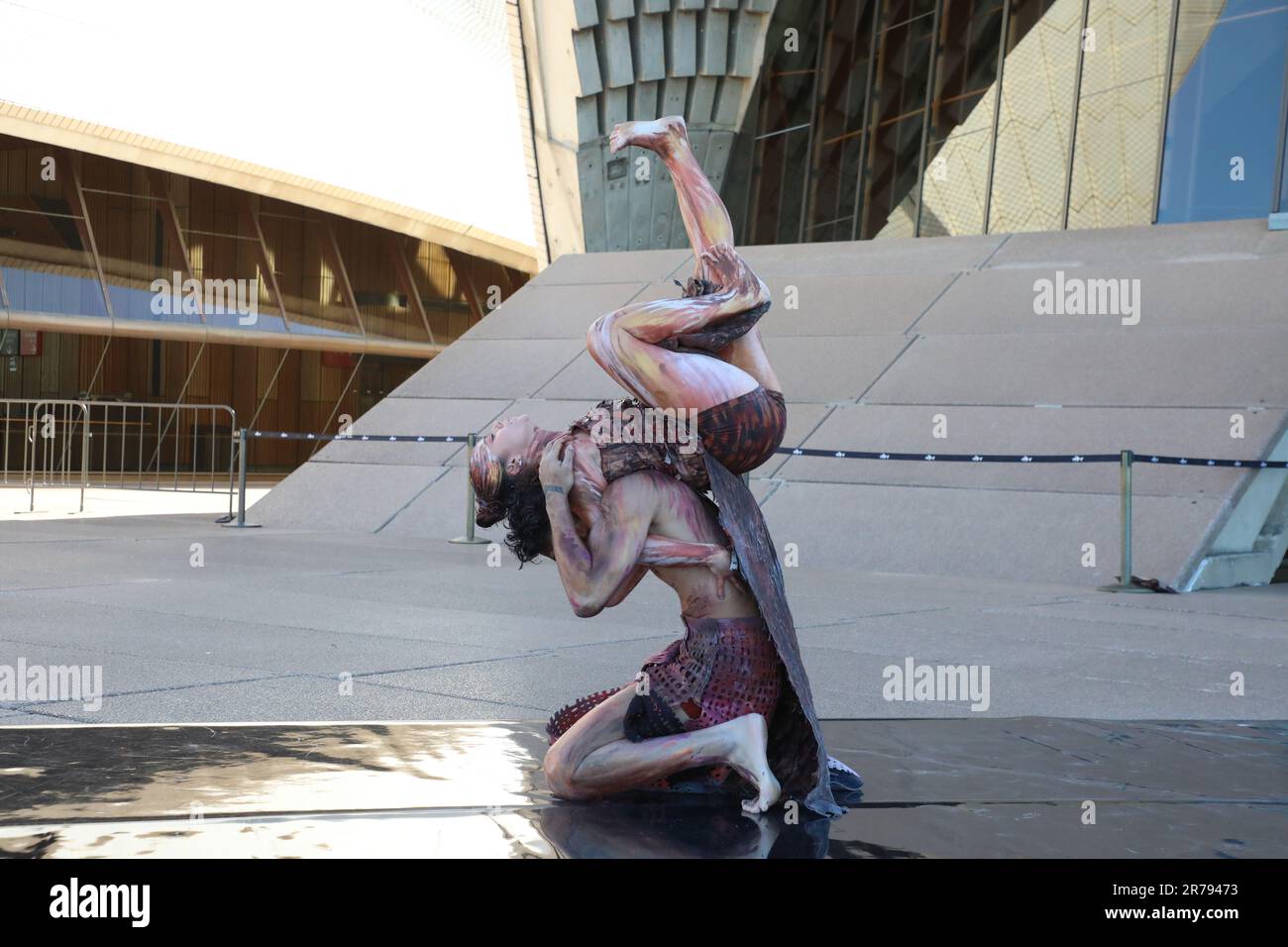 Sydney, Australien. 14. Juni 2023 Yuldea steht für das Eröffnungswerk von Frances Rings in ihrer neu ernannten Rolle als künstlerische Direktorin des Bangarra Dance Theatre. Yuldea ist inspiriert von der familiären Verbindung von Rings zu dieser Region und erweckt die Welt der Erde und des Himmels zum Leben und erzählt die Geschichte der Aṉangu in der Großen viktorianischen Wüste. Im Bild: Die Tänzer Kassidy Waters und Daniel Mateo im Bangarra Dance Theatre präsentieren einen Abschnitt aus ihrer Weltpremiere Yuldea vor der Kulisse des Sydney Opera House Sails. Stockfoto