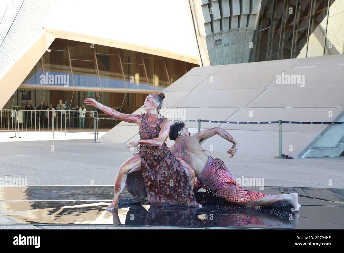 Sydney, Australien. 14. Juni 2023 Yuldea steht für das Eröffnungswerk von Frances Rings in ihrer neu ernannten Rolle als künstlerische Direktorin des Bangarra Dance Theatre. Yuldea ist inspiriert von der familiären Verbindung von Rings zu dieser Region und erweckt die Welt der Erde und des Himmels zum Leben und erzählt die Geschichte der Aṉangu in der Großen viktorianischen Wüste. Im Bild: Die Tänzer Kassidy Waters und Daniel Mateo im Bangarra Dance Theatre präsentieren einen Abschnitt aus ihrer Weltpremiere Yuldea vor der Kulisse des Sydney Opera House Sails. Stockfoto