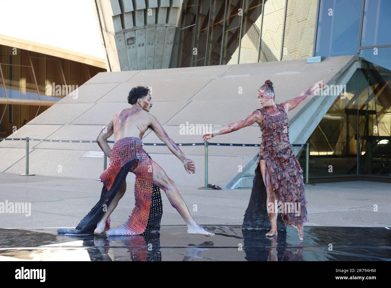 Sydney, Australien. 14. Juni 2023 Yuldea steht für das Eröffnungswerk von Frances Rings in ihrer neu ernannten Rolle als künstlerische Direktorin des Bangarra Dance Theatre. Yuldea ist inspiriert von der familiären Verbindung von Rings zu dieser Region und erweckt die Welt der Erde und des Himmels zum Leben und erzählt die Geschichte der Aṉangu in der Großen viktorianischen Wüste. Im Bild: Die Tänzer Kassidy Waters und Daniel Mateo im Bangarra Dance Theatre präsentieren einen Abschnitt aus ihrer Weltpremiere Yuldea vor der Kulisse des Sydney Opera House Sails. Stockfoto