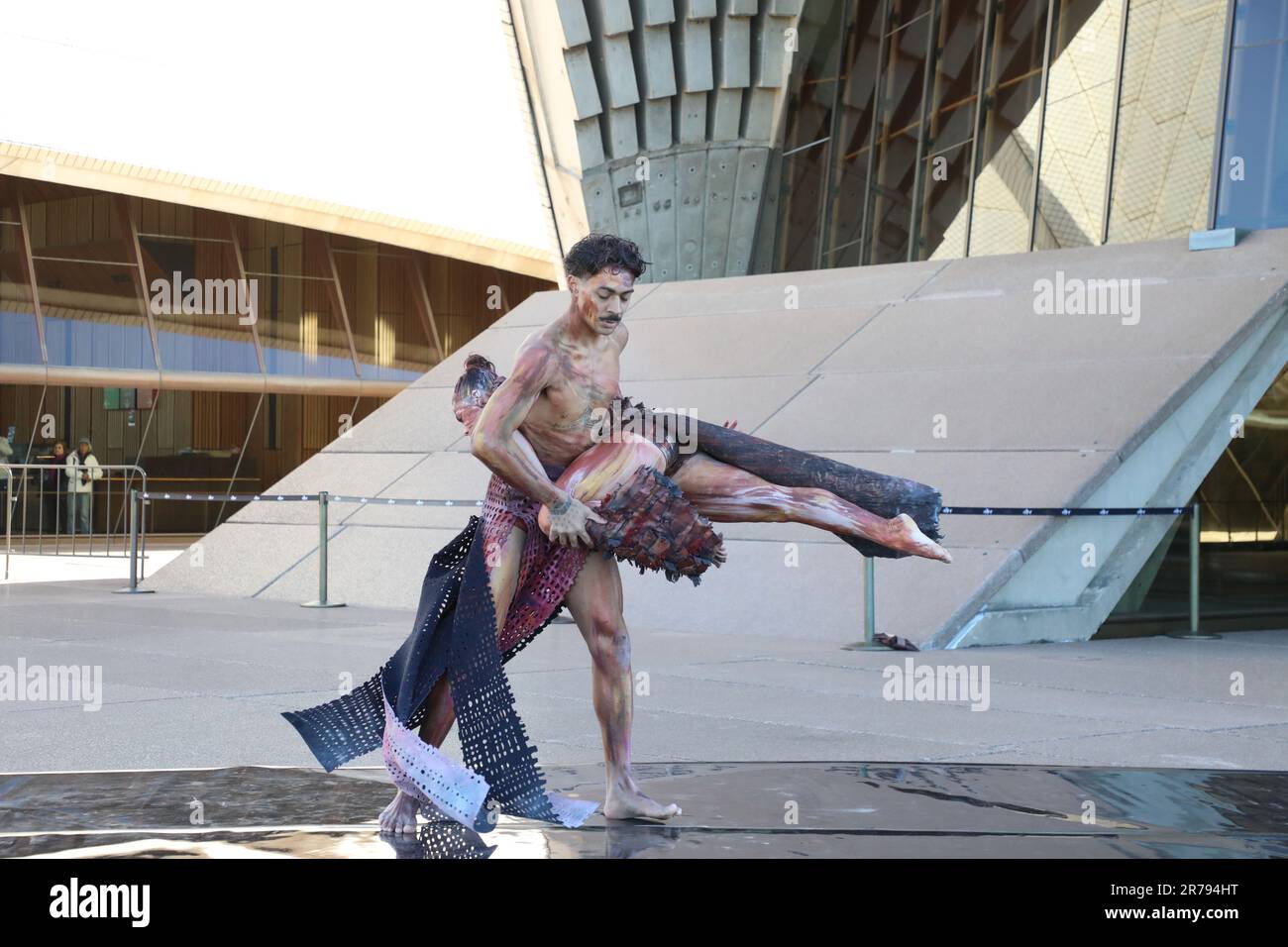 Sydney, Australien. 14. Juni 2023 Yuldea steht für das Eröffnungswerk von Frances Rings in ihrer neu ernannten Rolle als künstlerische Direktorin des Bangarra Dance Theatre. Yuldea ist inspiriert von der familiären Verbindung von Rings zu dieser Region und erweckt die Welt der Erde und des Himmels zum Leben und erzählt die Geschichte der Aṉangu in der Großen viktorianischen Wüste. Im Bild: Die Tänzer Kassidy Waters und Daniel Mateo im Bangarra Dance Theatre präsentieren einen Abschnitt aus ihrer Weltpremiere Yuldea vor der Kulisse des Sydney Opera House Sails. Stockfoto