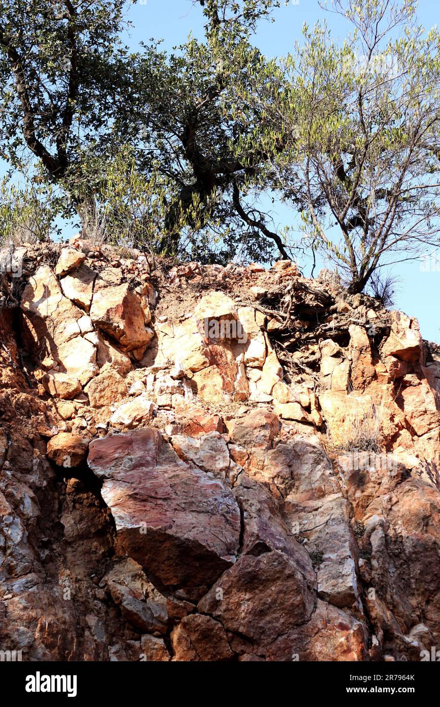 Der Open-Pit-Opalbergbau in Tequisquiapan Queretaro, Mexiko, ist ein Naturwunder der majestätischen orangefarbenen Felsformationen Stockfoto