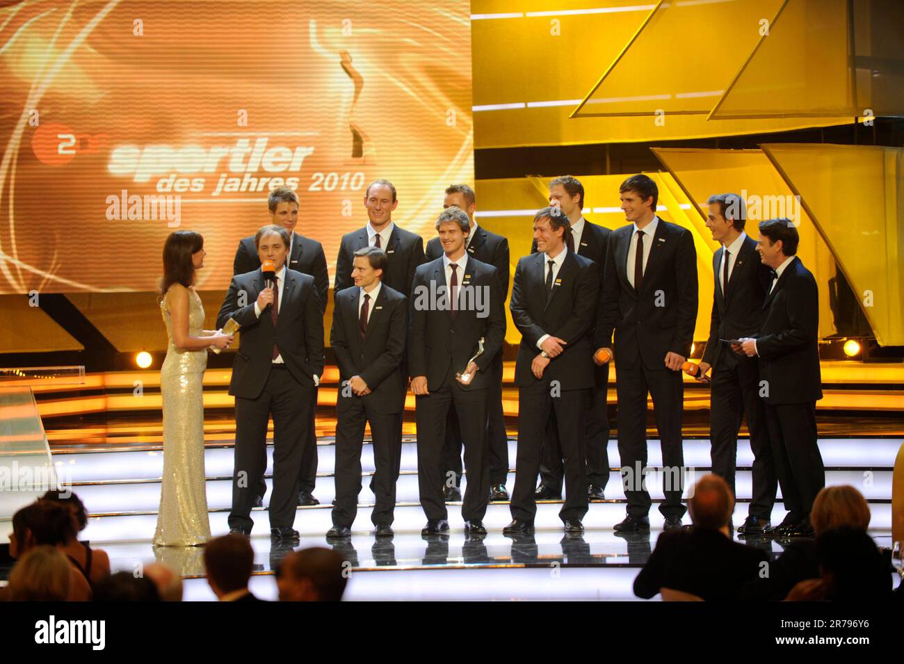 Der Deutschlandachter mit Gregor Hauffe, Maximilian Reinelt, Kristof Wilke, Florian Mennigen, Richard Schmidt, Lukas Müller, Toni Seifert, Sebastian Schmidt und Steuermann Martin Sauer wurden bei der Wahl Sportler des Jahres 2010 in Baden Baden am 19.12.2010 Zweite in der Mannschaftswertung. Stockfoto