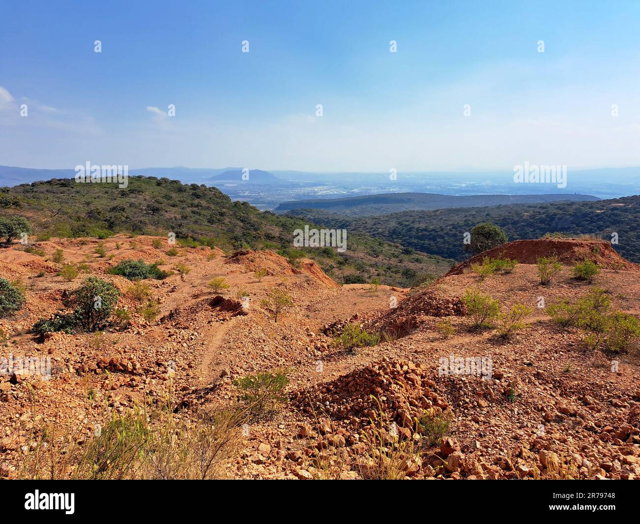 Der Open-Pit-Opalbergbau in Tequisquiapan Queretaro, Mexiko, ist ein Naturwunder der majestätischen orangefarbenen Felsformationen Stockfoto