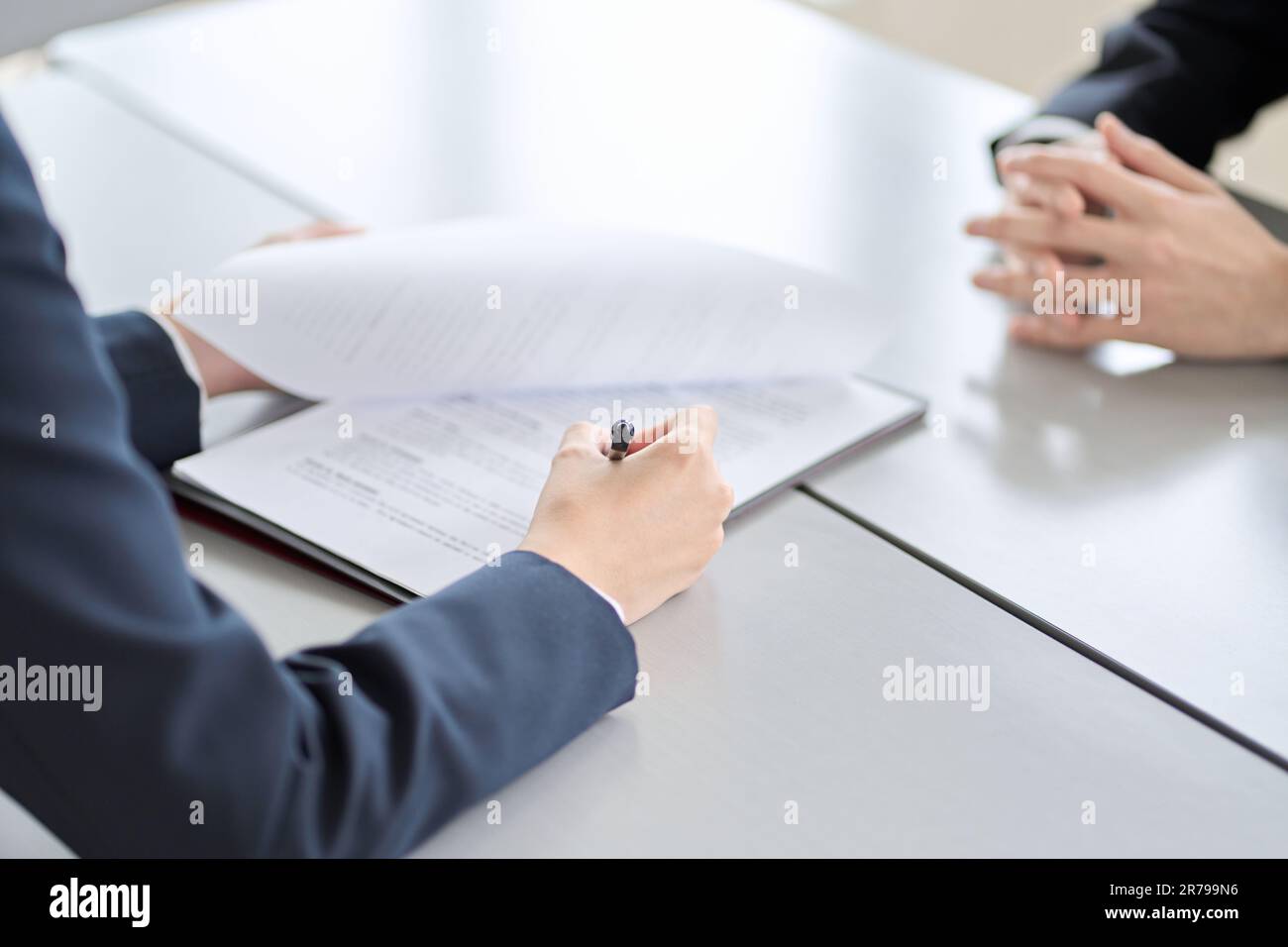 Hände einer Frau, die ein Geschäftsgespräch führt Stockfoto