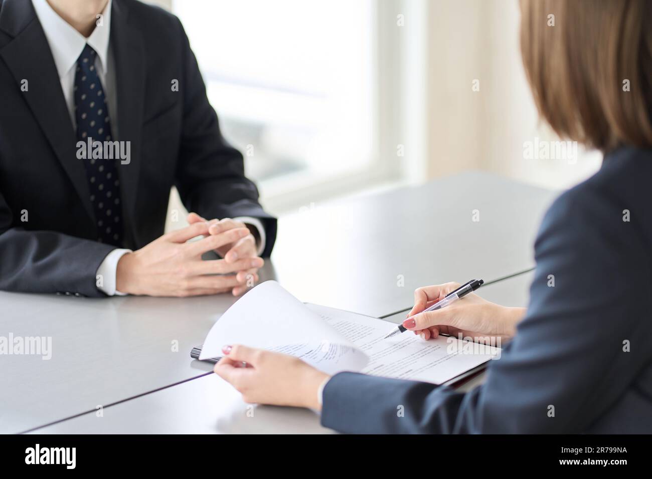 Hände einer Frau, die ein Geschäftsgespräch führt Stockfoto