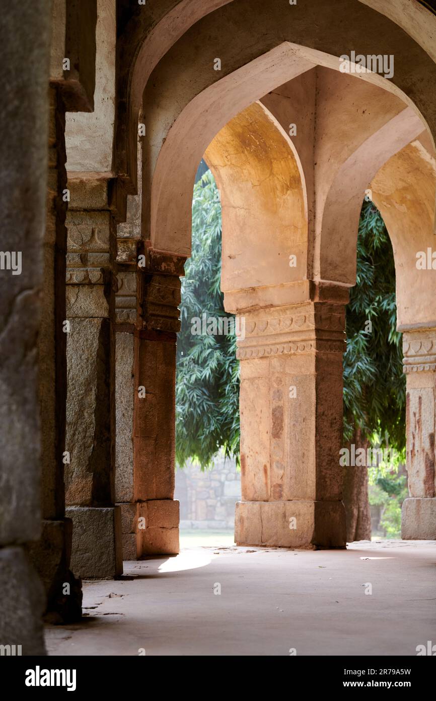 Säulen des Sikandar Lodi-Grabes im New Delhi Lodhi-Garten, Indien, antike indische Säulen des Grabes des Sikandar Lodi-Grabes, eine Mischung aus islamischem und hinduistischem Archit Stockfoto