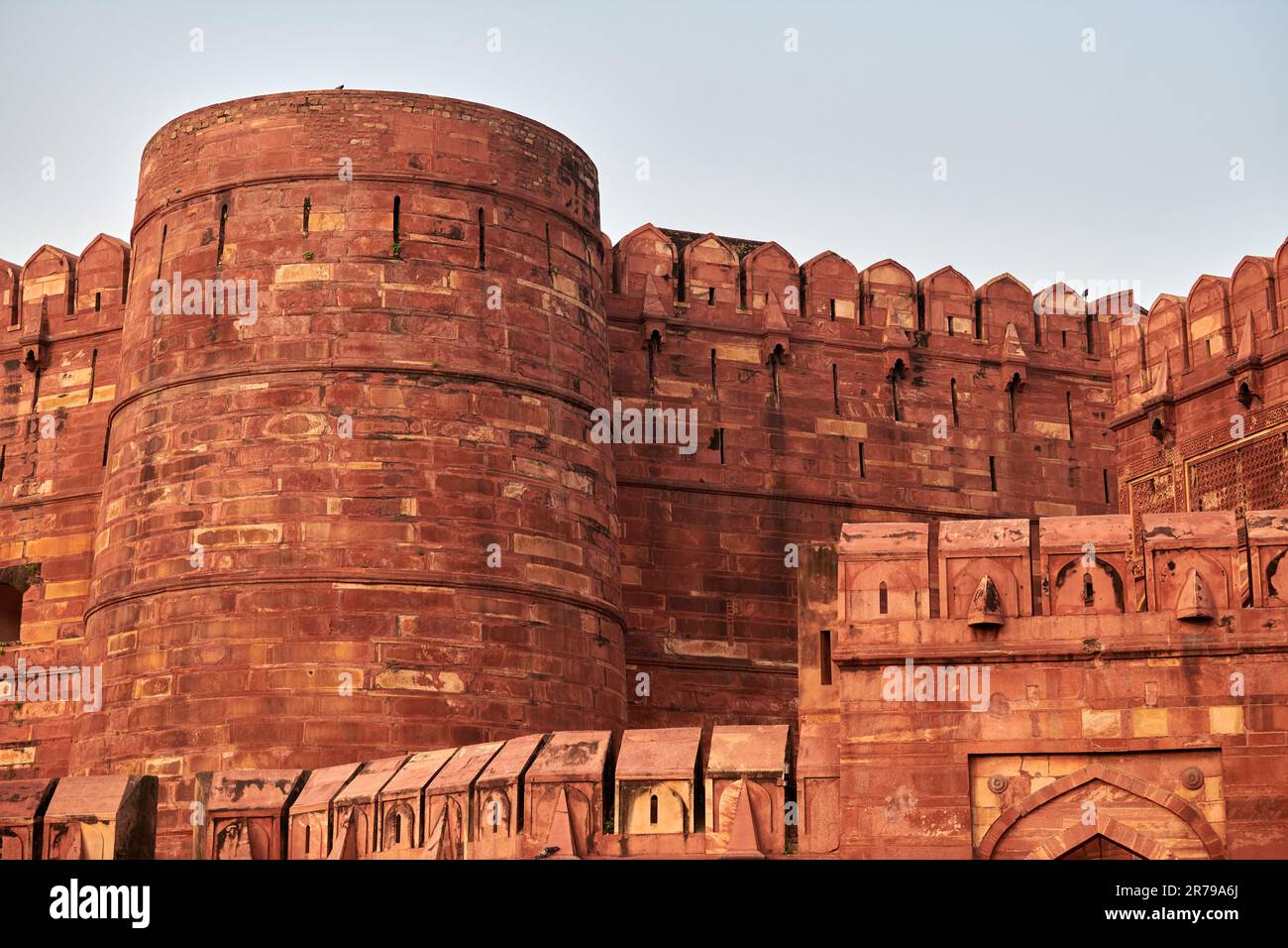 Mauern der roten Festung Agra in Indien, Blick vom Haupteingang Amar Singh Tor auf das wunderschöne antike Gebäude, rote Festung in Agra aus rotem Sandstein, Lal Q Stockfoto