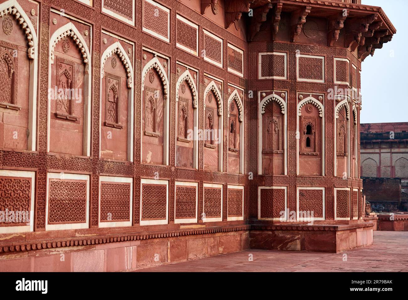 Dekorative Gebäude und Mauern im Inneren der roten Festung Agra in Indien, wunderschöne Architekturelemente des antiken indischen Gebäudes, rote Festung in Agra erbaut Stockfoto