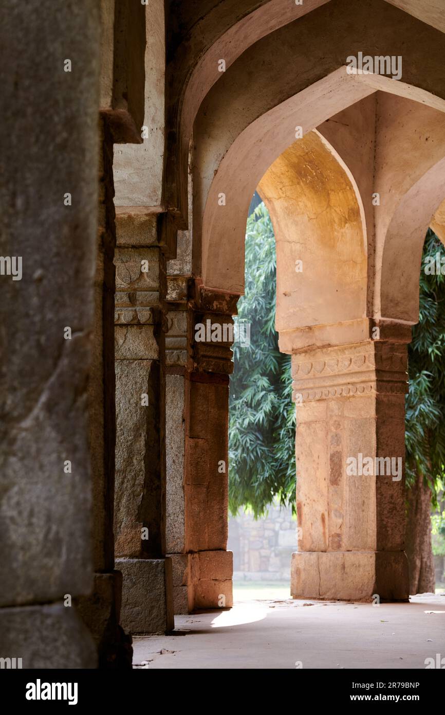 Säulen des Sikandar Lodi-Grabes im New Delhi Lodhi-Garten, Indien, antike indische Säulen des Grabes des Sikandar Lodi-Grabes, eine Mischung aus islamischem und hinduistischem Archit Stockfoto
