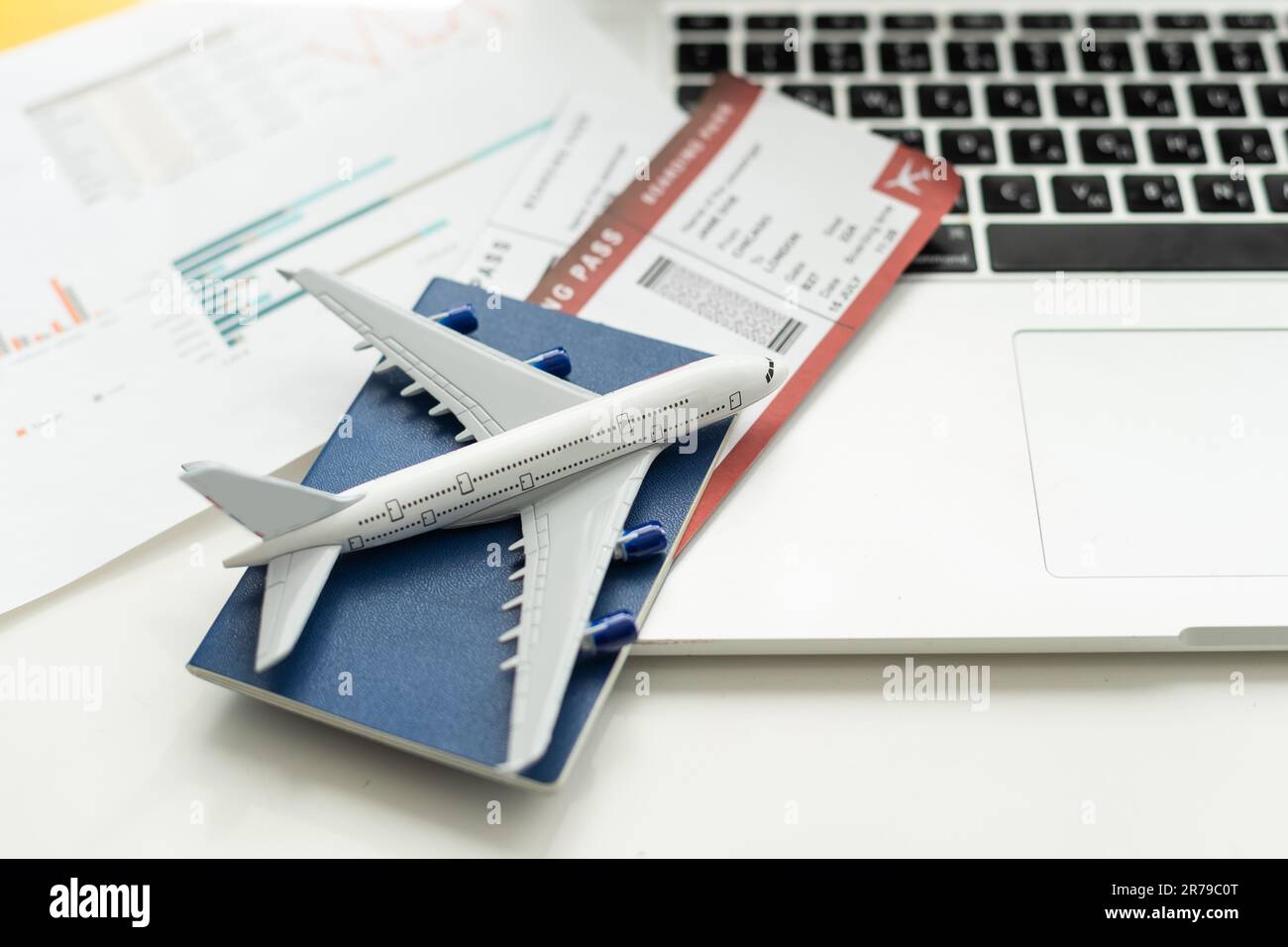 Kreative Komposition. Spielzeugflugzeug, Kamera, Tickets, Geld auf weißem Hintergrund. Eine Reise planen, Reisen, Urlaub. Flugreisen. Es ist freier Speicherplatz vorhanden Stockfoto