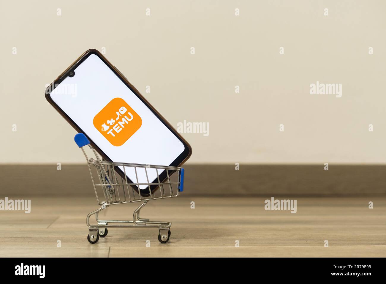 Carrara, Italien - 10. Juni 2023 - Temu Shopping-App auf einem Smartphone in einem Warenkorb Stockfoto
