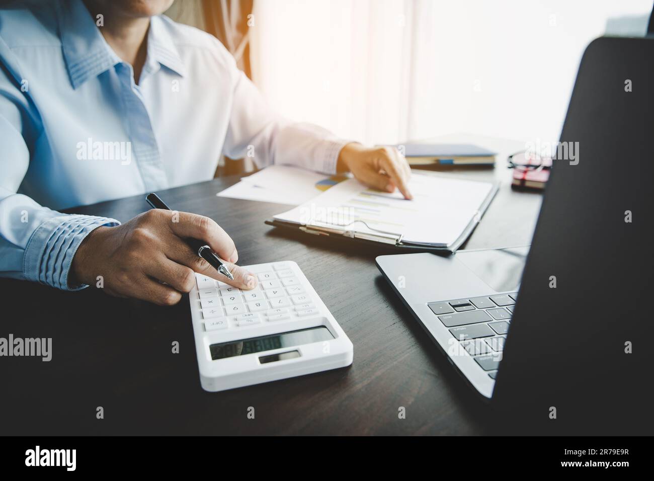 Professionelle Geschäftsfrau, die am Schreibtisch im Büro arbeitet. In der Handanalyse für Geschäftsleute werden die Finanzen anhand von Unterlagen mit Diagrammdaten und Marketing dokumentiert Stockfoto