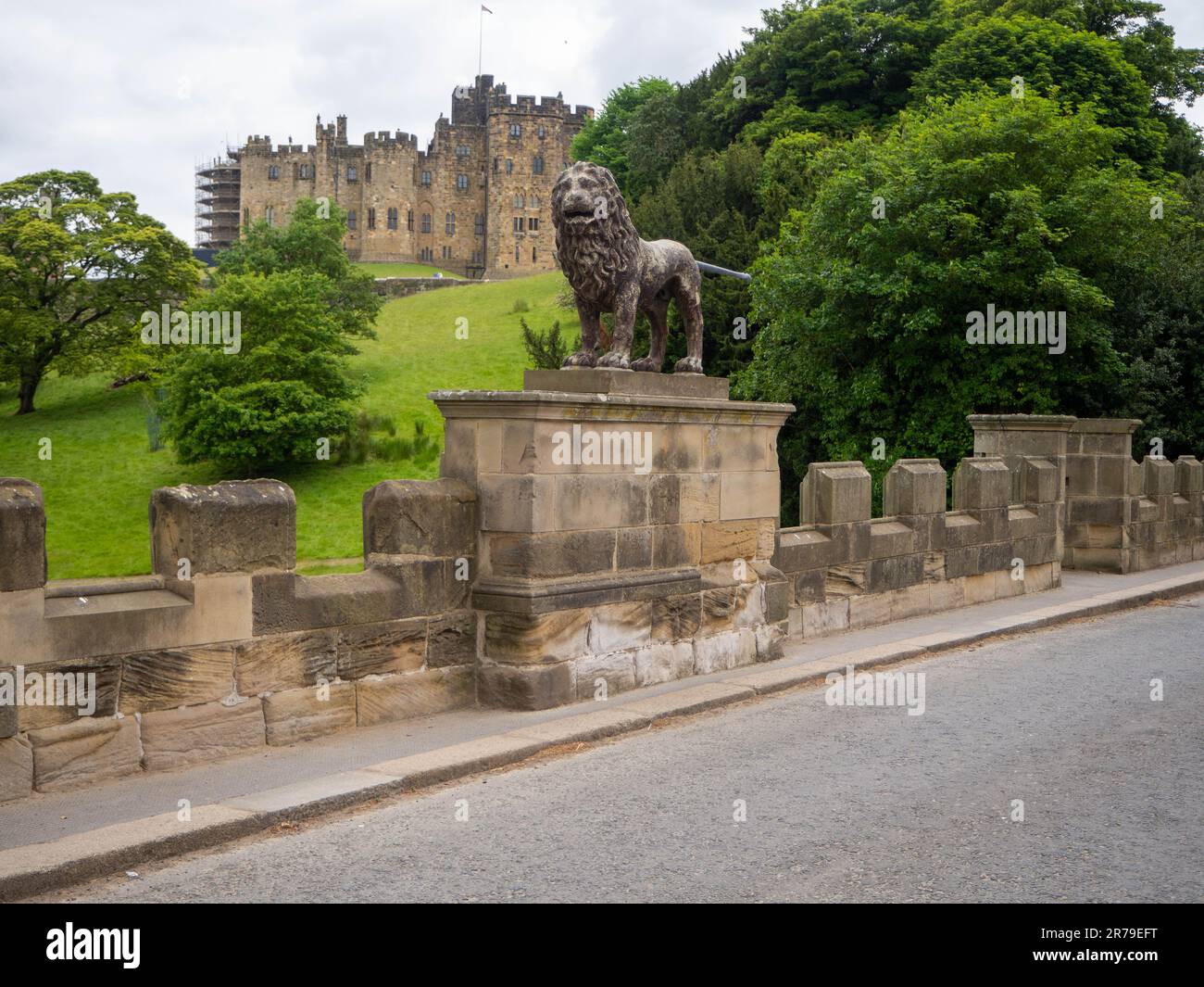 Brücke über den Fluss Aln, die die Statue eines stehenden Löwen in Alnwick, Northumberland, Großbritannien, unterstützt Stockfoto