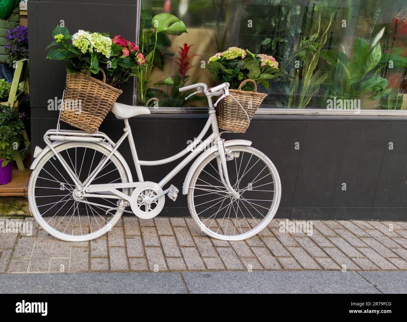 Das Fahrrad steht neben dem Blumenladen Stockfoto