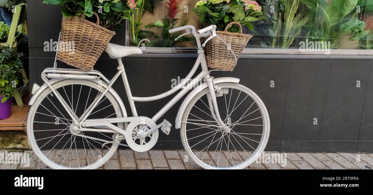 Das Fahrrad steht neben dem Blumenladen Stockfoto