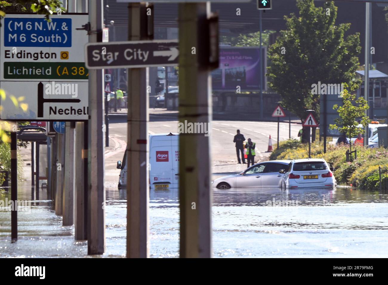 Lichfield Road, Birmingham 14. Juni 2023 - Eine große Straße in Birmingham wurde nach dem Bruch einer großen Wasserleitung, die mehrere Fahrzeuge überflutete, unter Wasser gesetzt. Der Vorfall ereignete sich auf der Lichfield Road, die in der Nähe von Birminghams Spaghetti Junction verläuft. Das Hochwasser lief auch die Aston Hall Road hinunter und überflutete 6 Fahrzeuge, und 5 Fahrzeuge waren auf der Lichfield Road gestrandet. Die Feuerwehr von West Midlands sperrte mehrere Straßen und verursachte so ein frühmorgendliches Chaos in den Hauptverkehrszeiten. Die Feuerwehr von West Midlands sagte in einer Erklärung: 'Heute Morgen (Mittwoch, 14. Juni) gibt es umfangreiche Überschwemmungen, die die Lichfield Road von Aston in Birmingham betreffen, folgen Sie Stockfoto