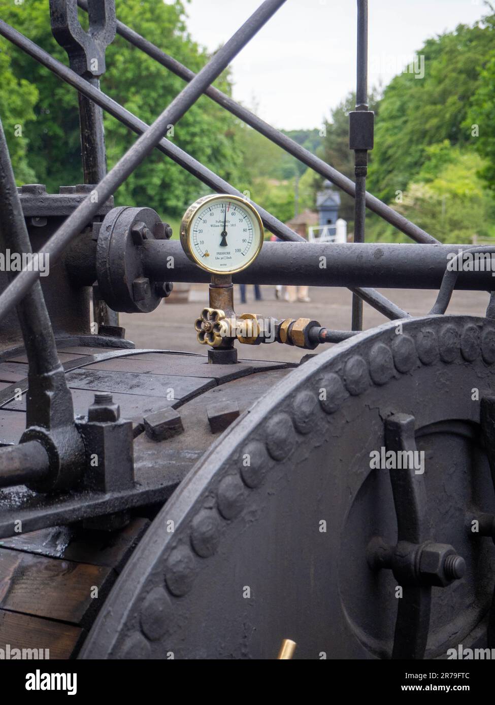 Das Messingmessgerät am Dampfrohr des Puffin Billy Train im Beamish Museum, County Durham, Großbritannien Stockfoto