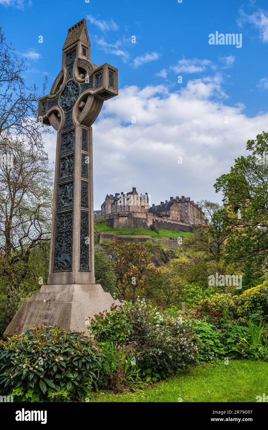Celtic Cross Memorial für Dean Ramsay und Edinburgh Castle in Edinburgh, Schottland, Großbritannien. Granit-Iona-Kreuz mit Bronze-Reliefs auf dem Friedhof des S Stockfoto