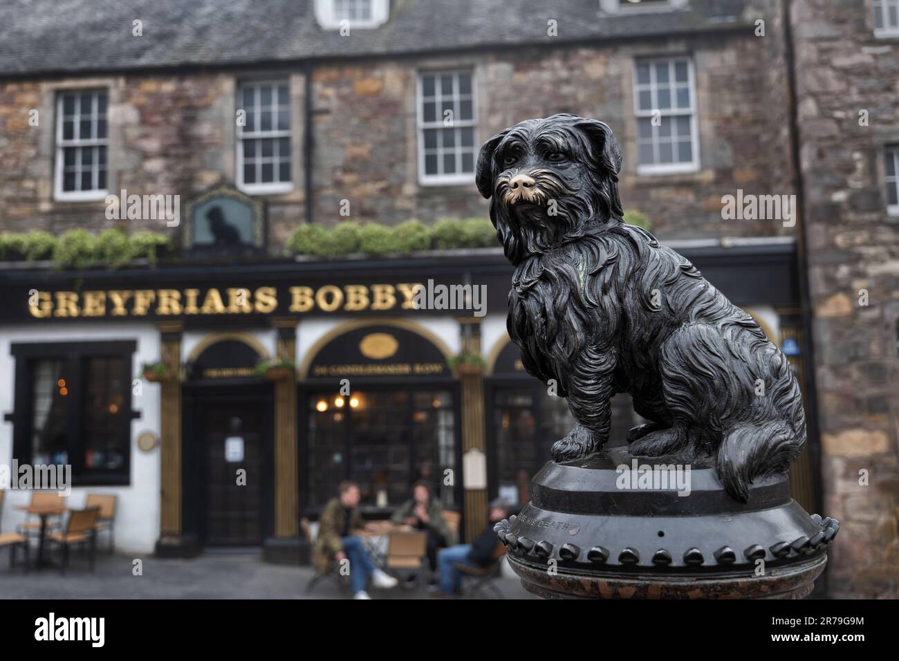 Die Greyfriars Bobby Statue und Bar in Edinburgh, Schottland. Bronzeskulptur für einen treuen Hund, der lange Jahre an seinem Meistergrab verbracht hat Stockfoto