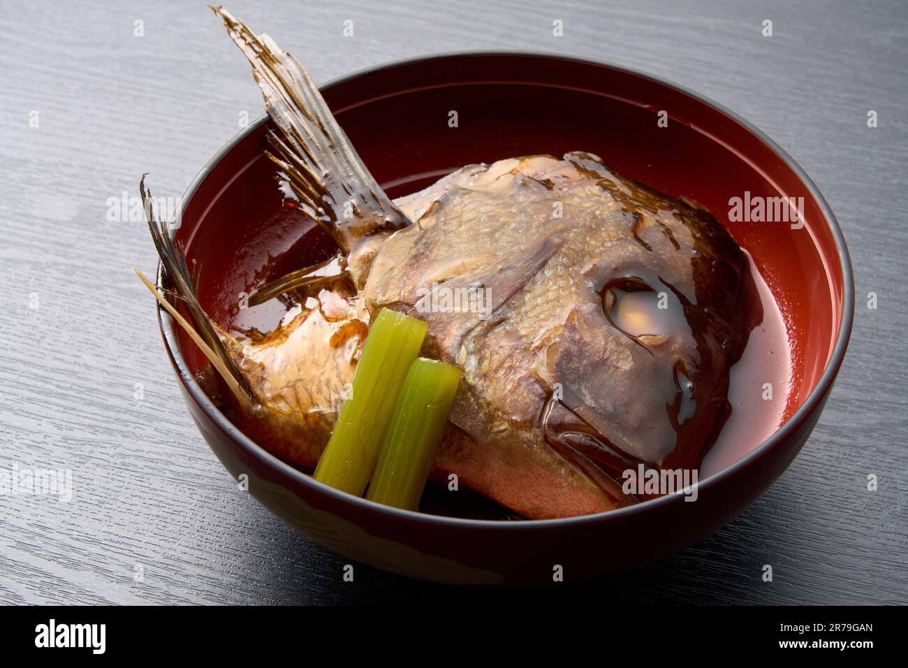 Japanisches Essen, gekochtes Meerbrassen-Köpfchen Stockfoto