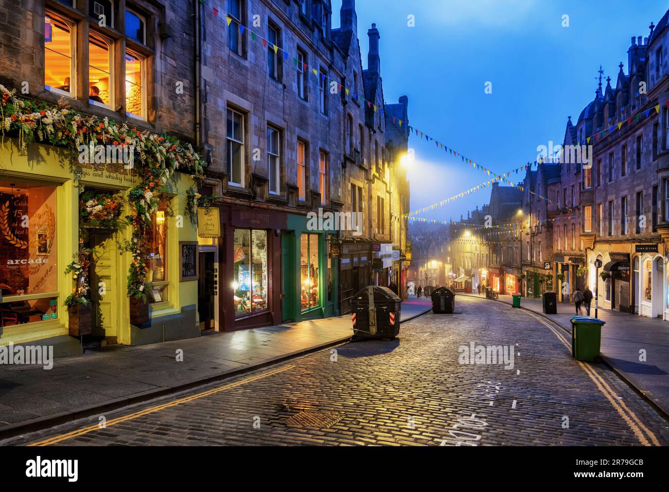 Abend in der Stadt Edinburgh in Schottland, malerische Cockburn Street in der Altstadt bei Abenddämmerung. Stockfoto