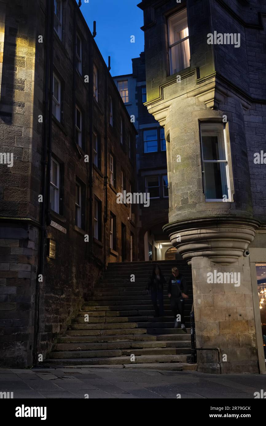 Die mittelalterliche Stadt Edinburgh bei Nacht in Schottland, empfiehlt Close, eine enge steile Gasse mit Sternen in der Altstadt. Stockfoto